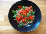 Nouilles Soba aux tomates fraîches